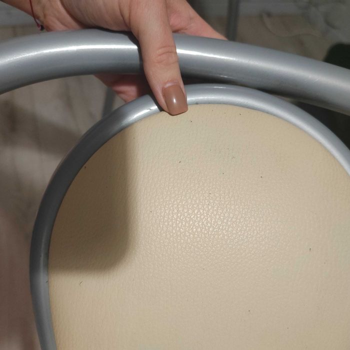 Dwa krzesła do kuchni