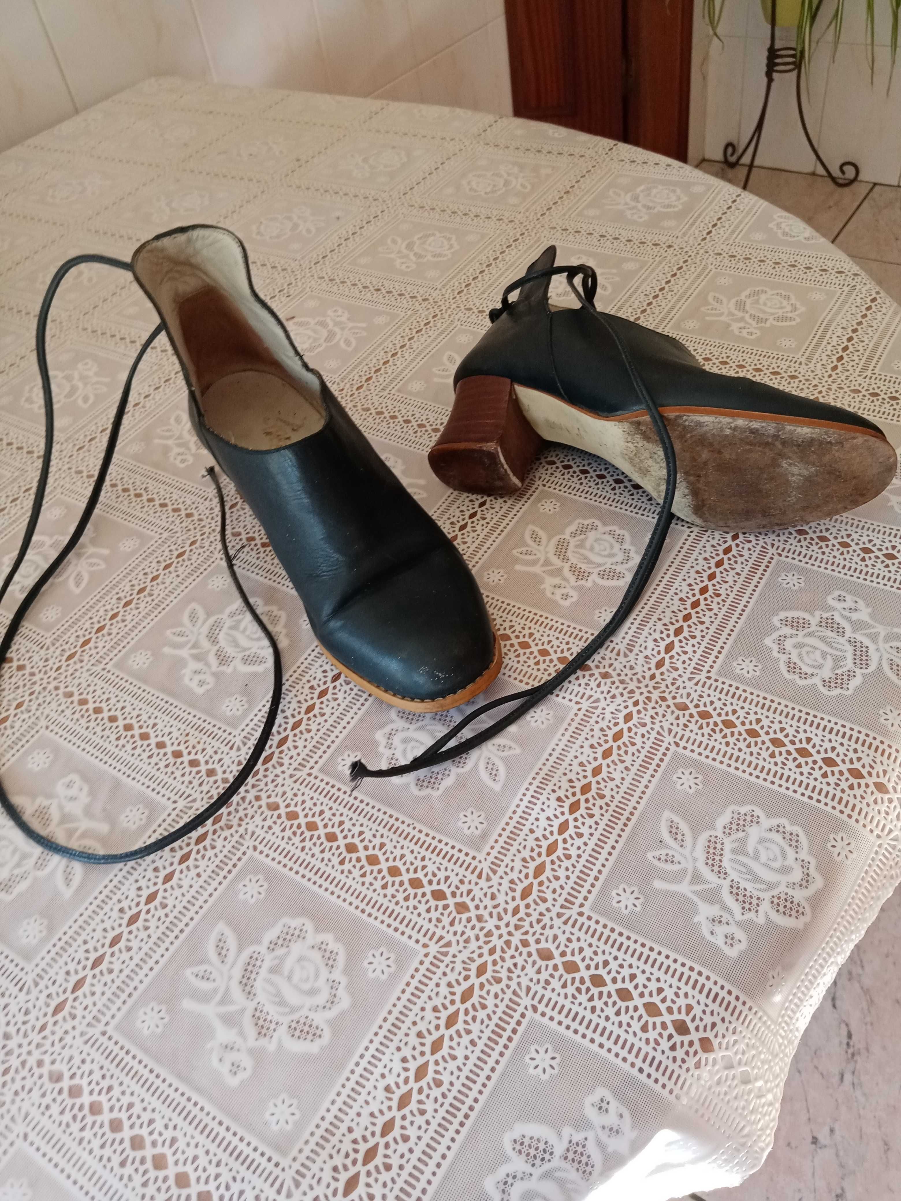 Sapato de senhora (tipo bota) em pele azul escuro , com atilhos