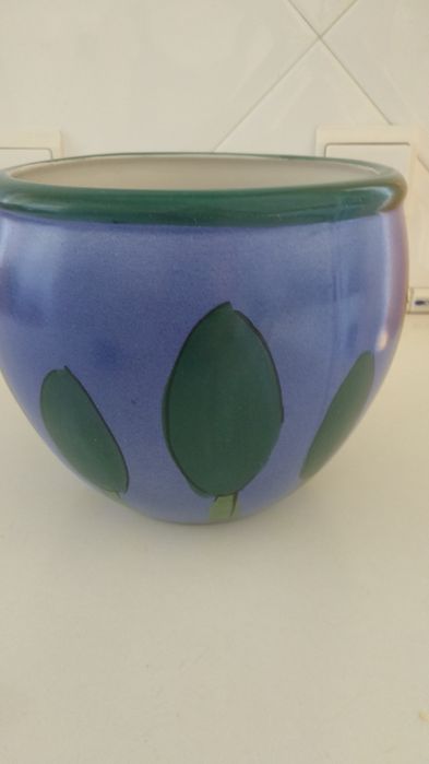 Pratos decorativos, vaso de porcelana e taças de barro