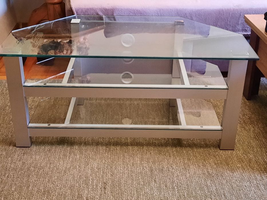 Продам кутовий столик у гарному стані.