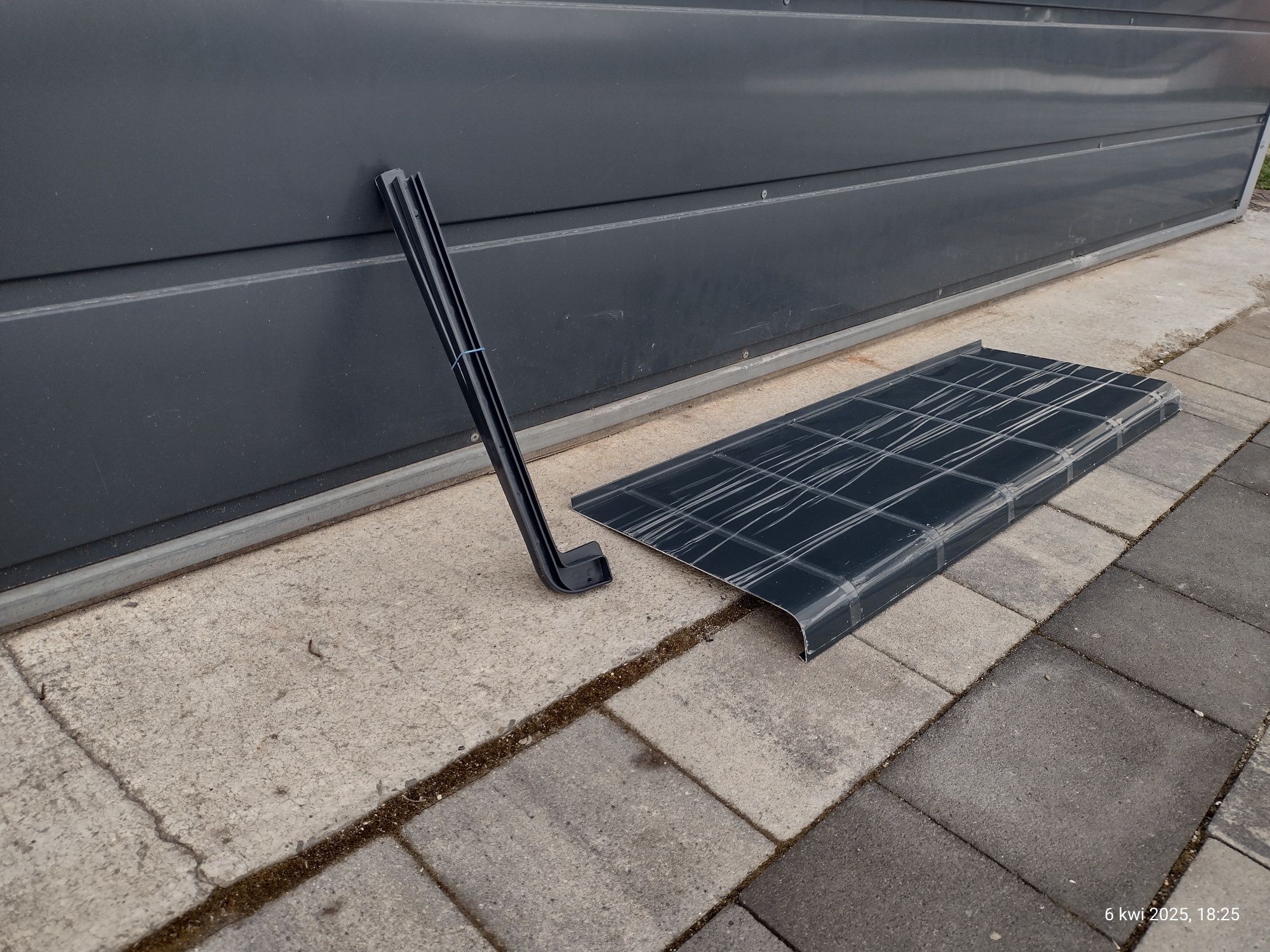Parapet zewnętrzny aluminiowy 6 sztuk + komplet zaślepek.. Grafit.