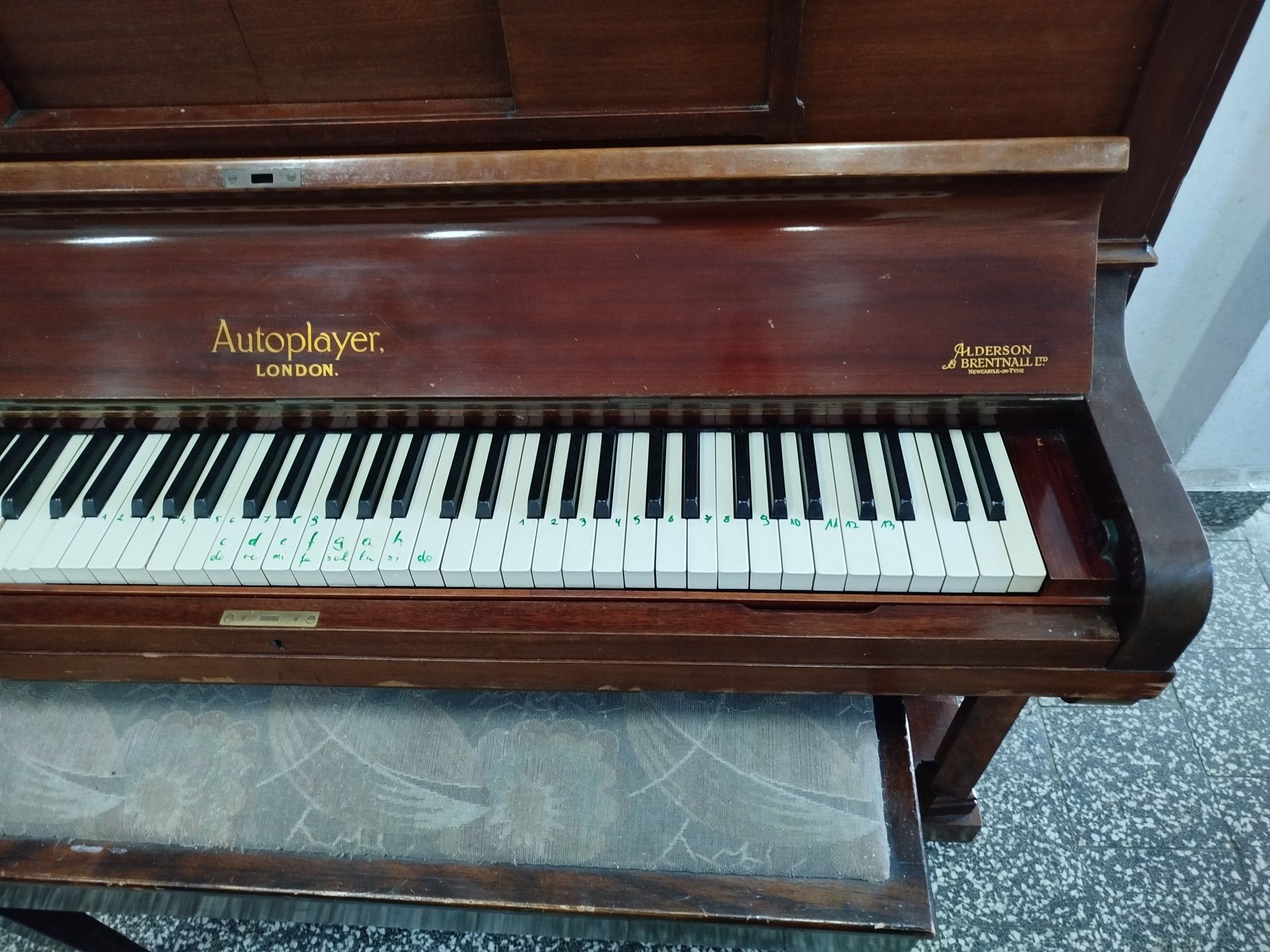 Pianino + Siedzisko