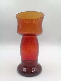 Ciekawy szklany wazon Ludwika Fiedorowicza świeci w UV
