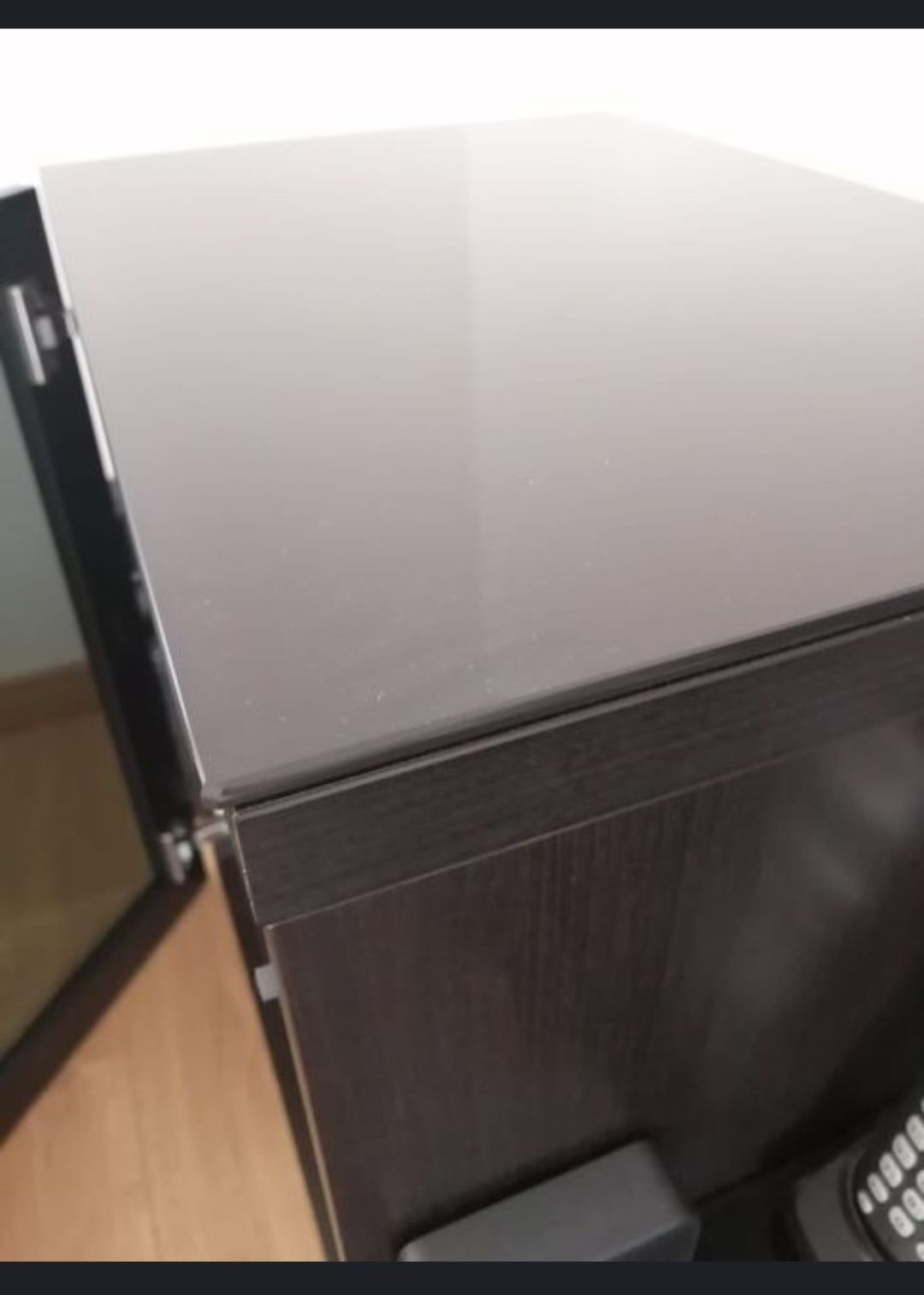 Móvel escuro com painel em vidro, pode ser pendurado ou com pés