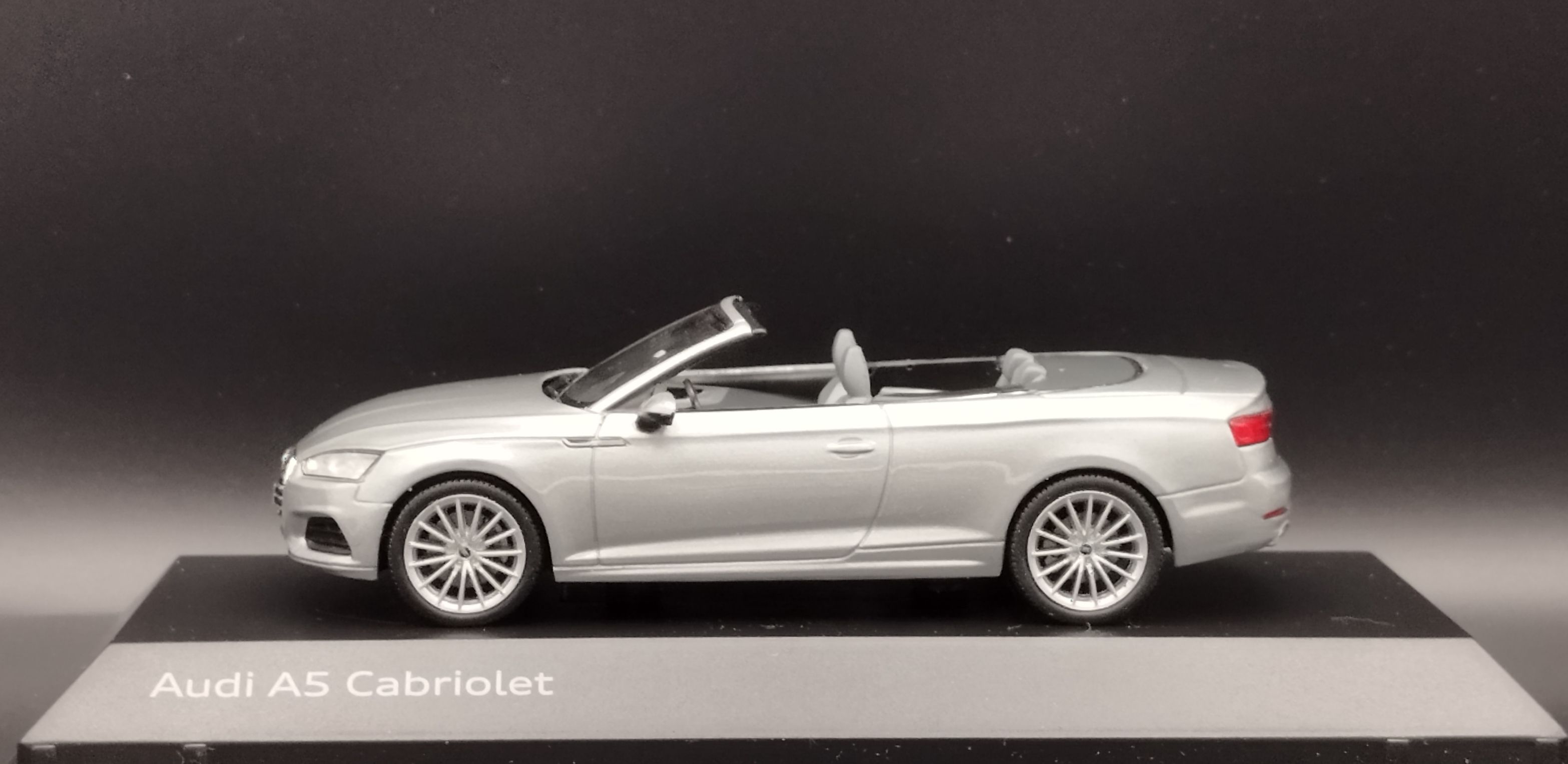 1:43 Spark Audi A5 cabriolet model nowy