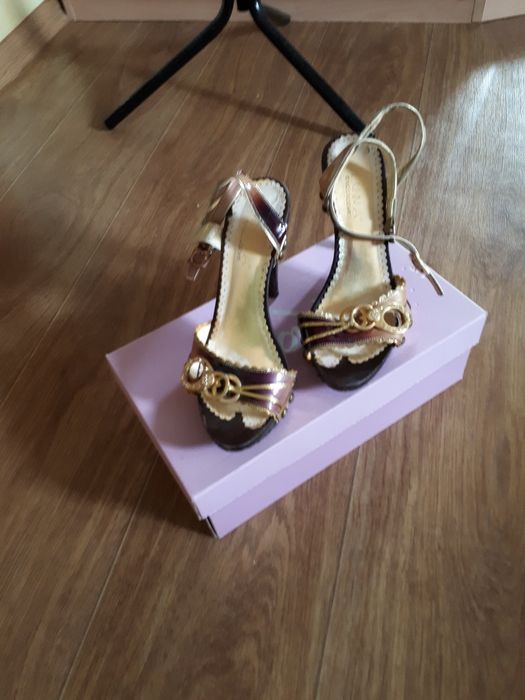 Босоножки, сабо. Натуральный лак. 39разм..