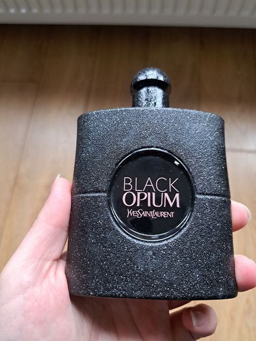 Perfum Yves Saint Laurent black opium