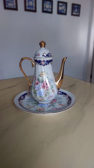 Conjunto prato e bule de chá