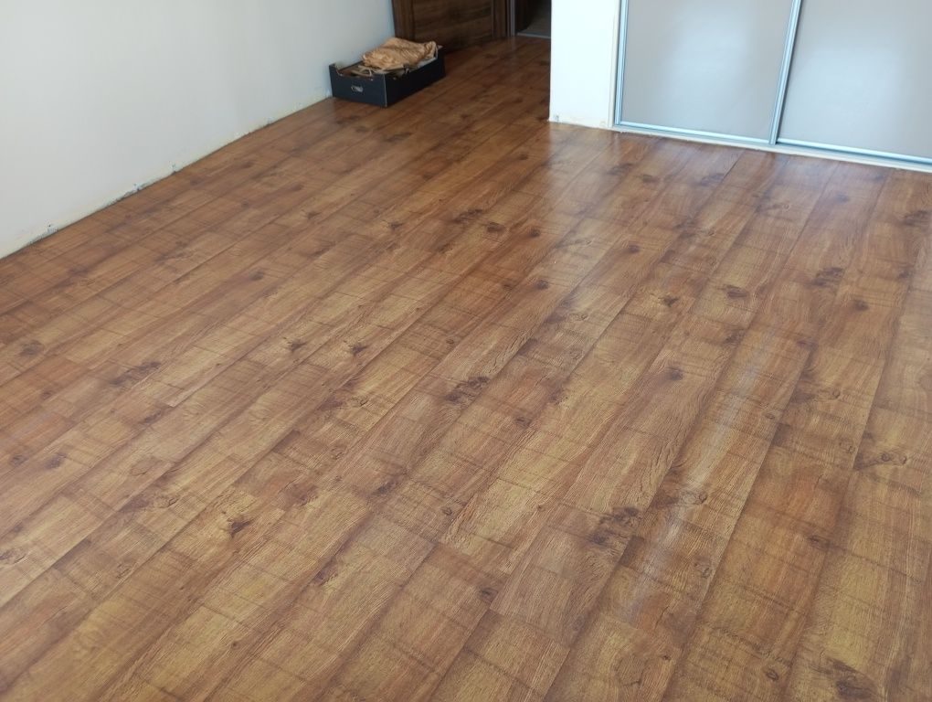 Panele podłogowe laminowane 27 m2 kolor złoty dąb + listwy podłogowe.