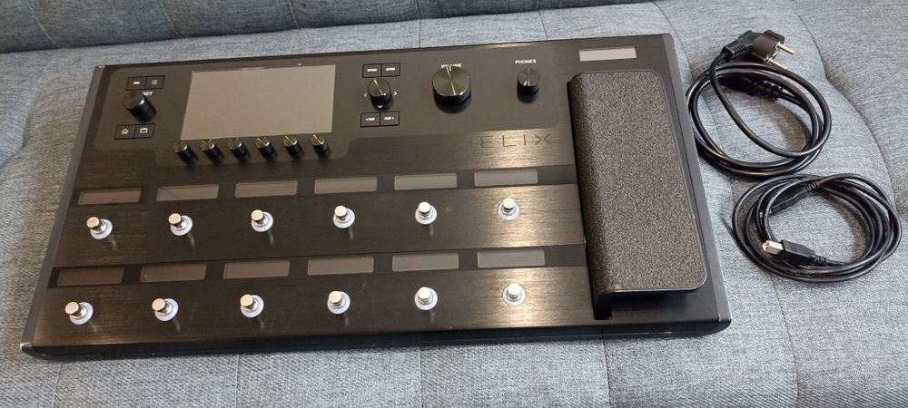 Pedaleira Line 6 Helix Floor com Hard case e saco