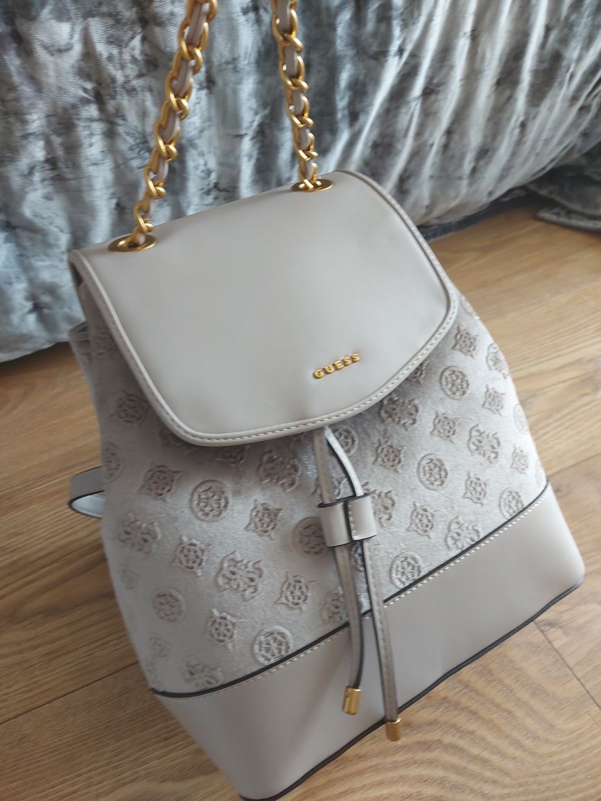 GUESS plecak model Kimi aksamit piaskowy