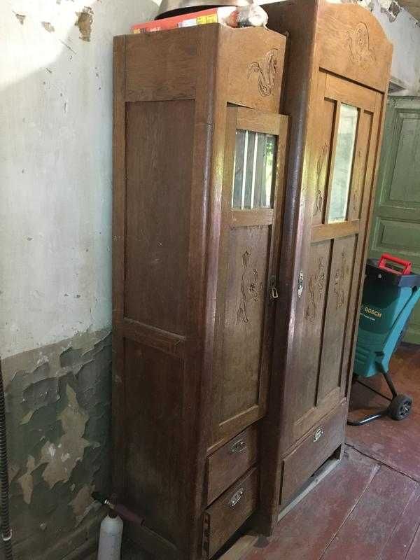 Старинный антикварный шкаф