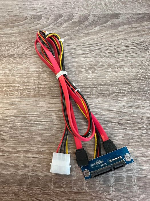 Gniazdo SATA z kablami do podłączenia HDD, DVD i  innych urządzeń SATA