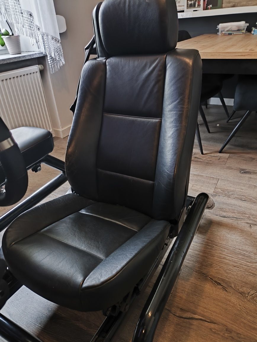 Symulator, stelaż z fotelem do simracingu. SIMrig