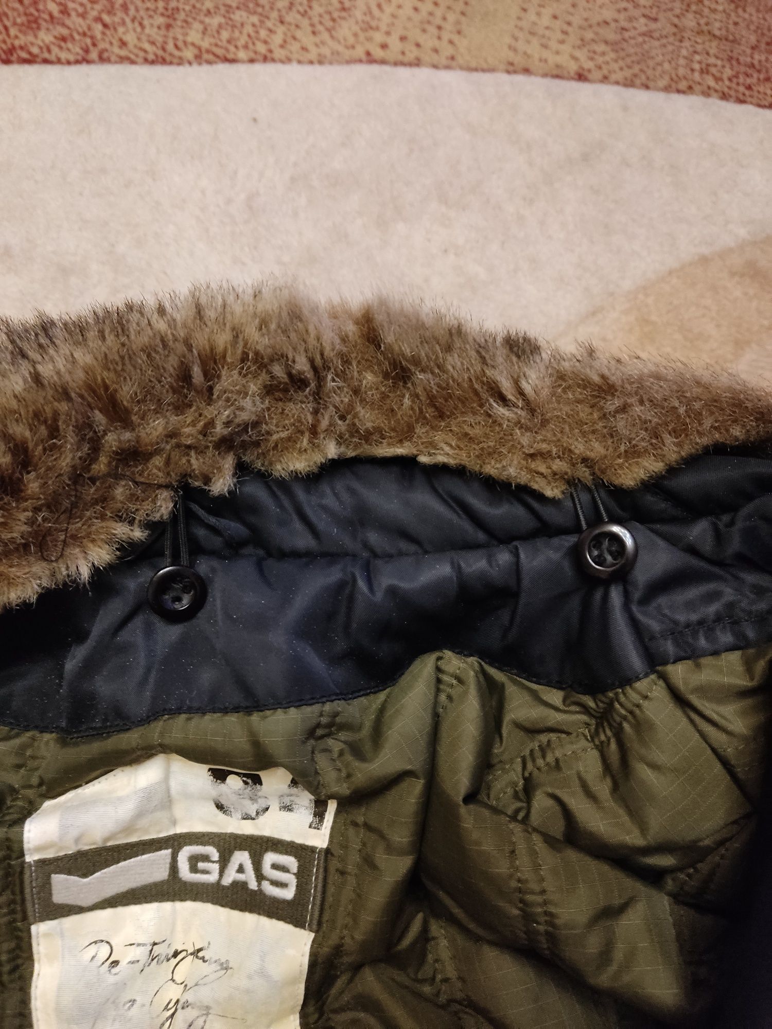 Продам демисезонную мужскую куртку бомбер(GAS)