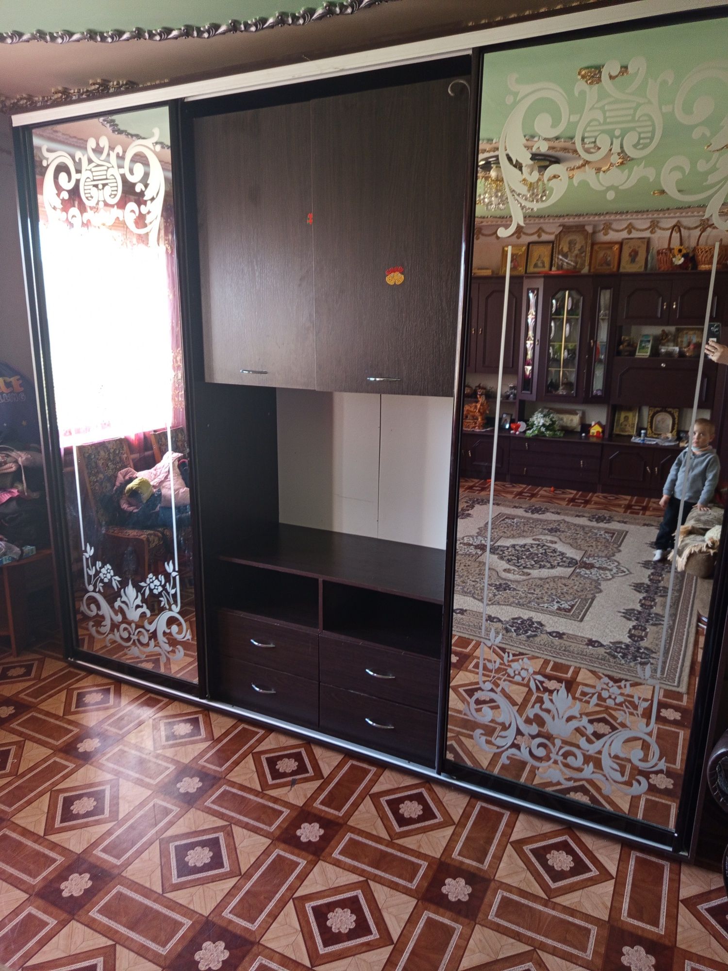 Продається шафа купе з полицею під телевізор