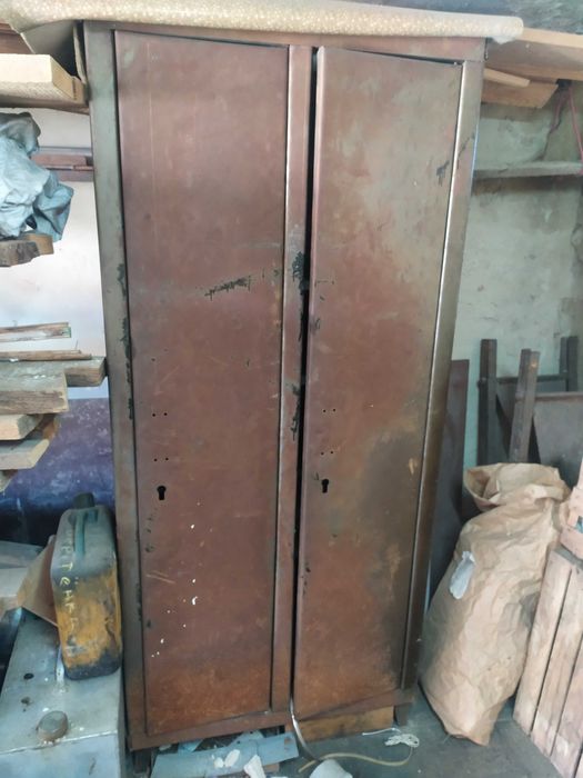 Продам металлический двухдверный шкаф для любых потребностей.