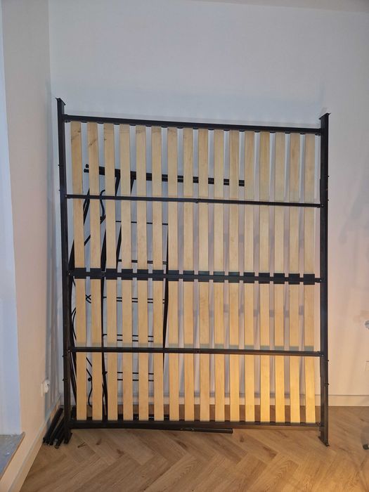 Sprzedam metalową czarną ramę do łóżka.