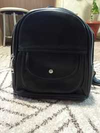 Рюкзак чорний, середнього розміру