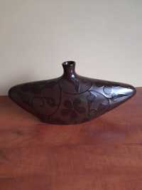 stylowy wazon z ceramiki w kształcie pieroga, brązowy