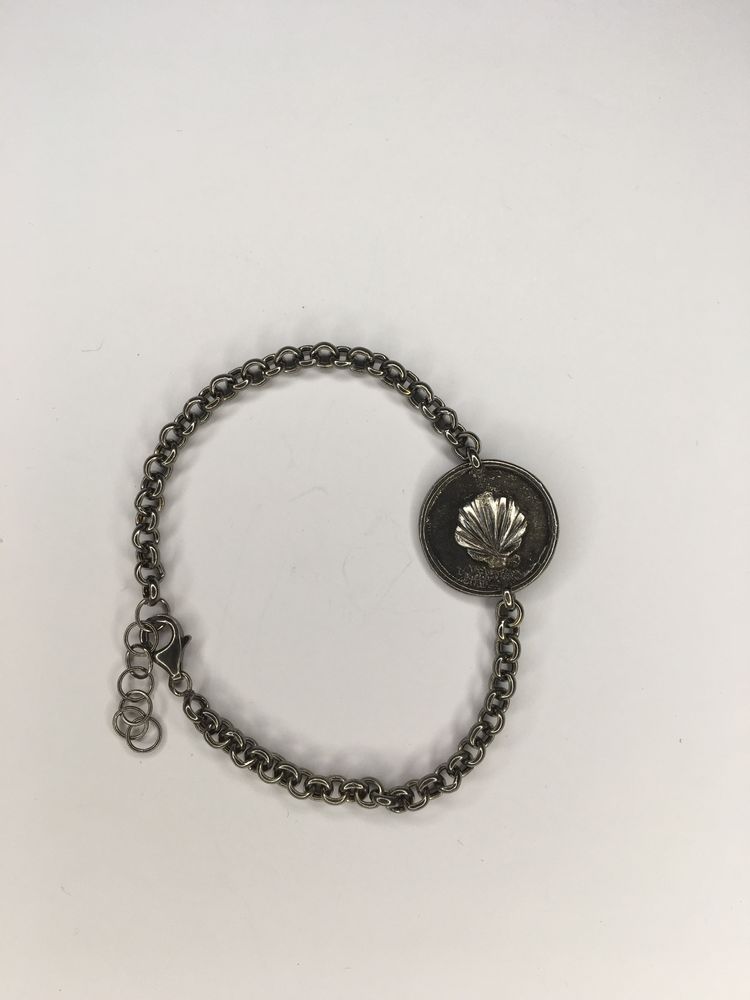 Pulseira com concha de Santiago em prata oxidada