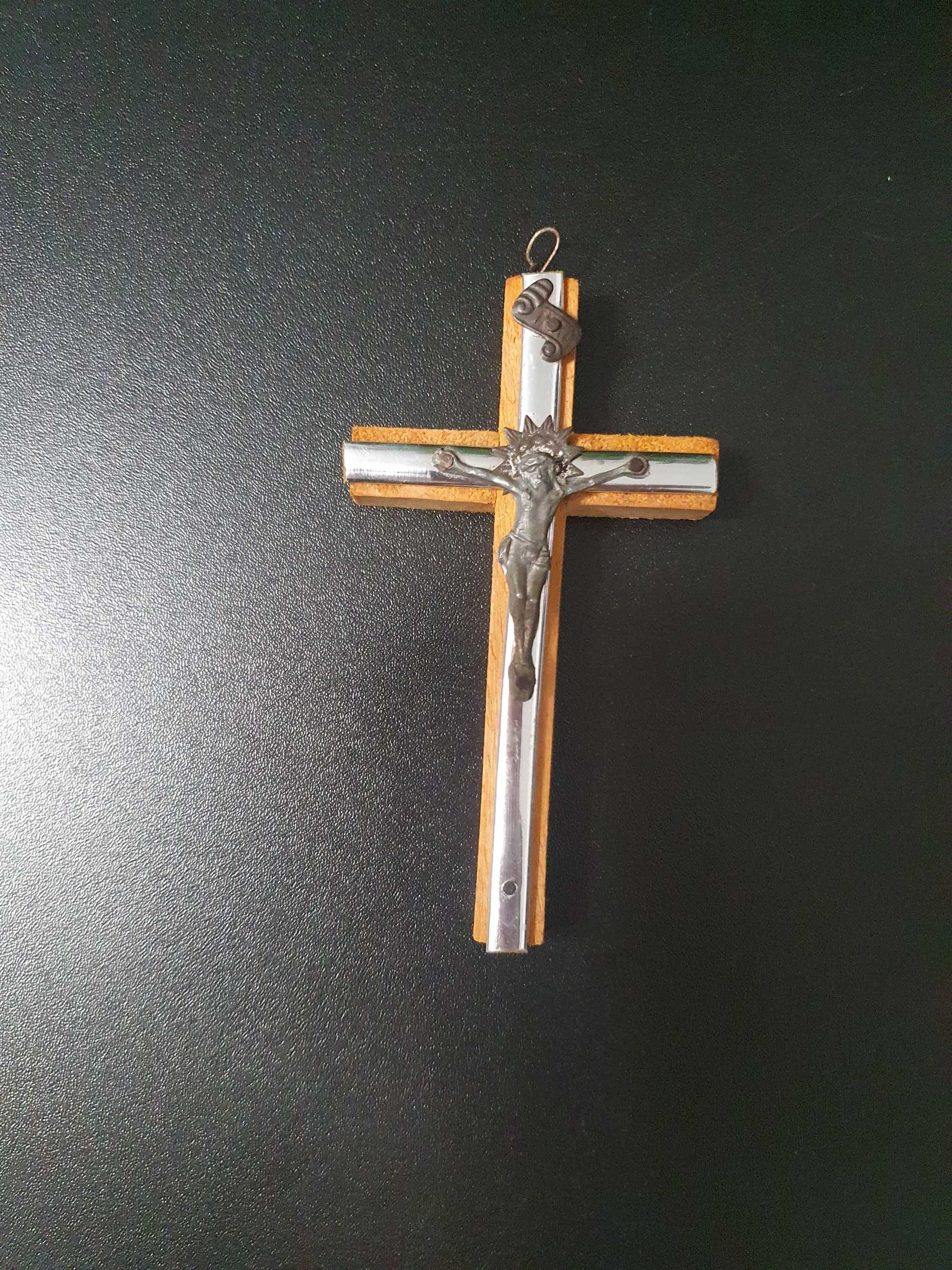 Krzyż z Chrystusem drewniany metalowy do zawieszenia krzyżyk