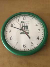 Робочий настінний годинник з логотипом телестудії міст