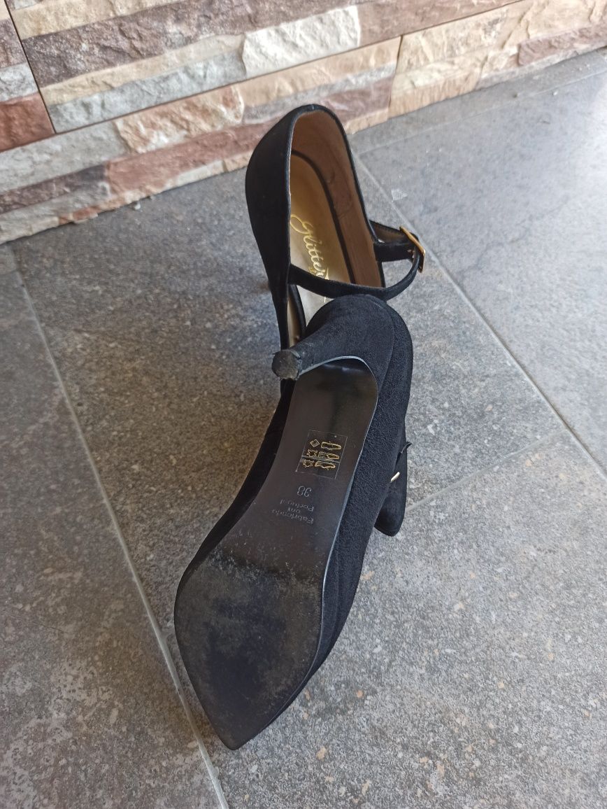 Sapatos fechados de tacão variados