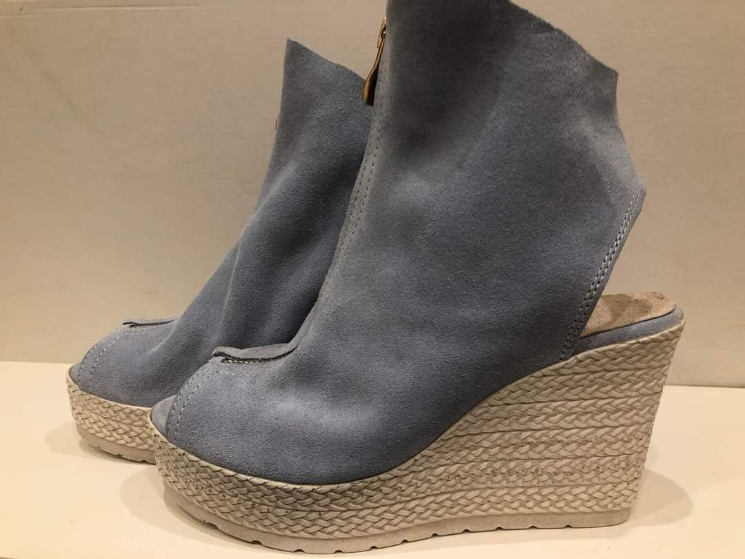 Eleganckie botki na koturnie naturalna skóra kolory