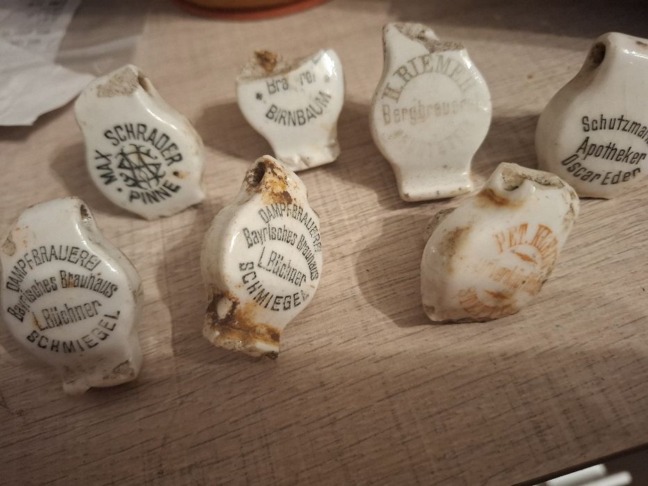 Zestawvporcelanek,korków od piwa.Schmiegel,Pinne.Pniewy