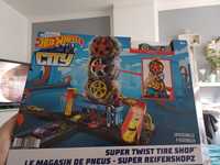 Hot wheels city super twist Tire shop