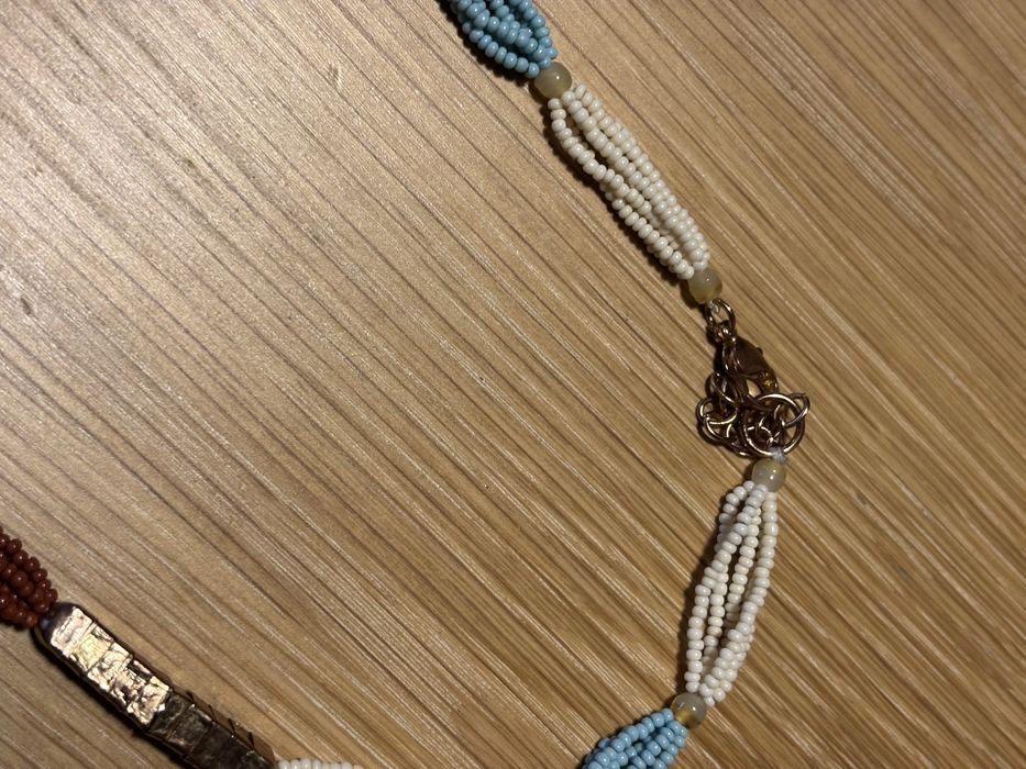 Colar da Parfois, em tons de azul, branco e castanho.