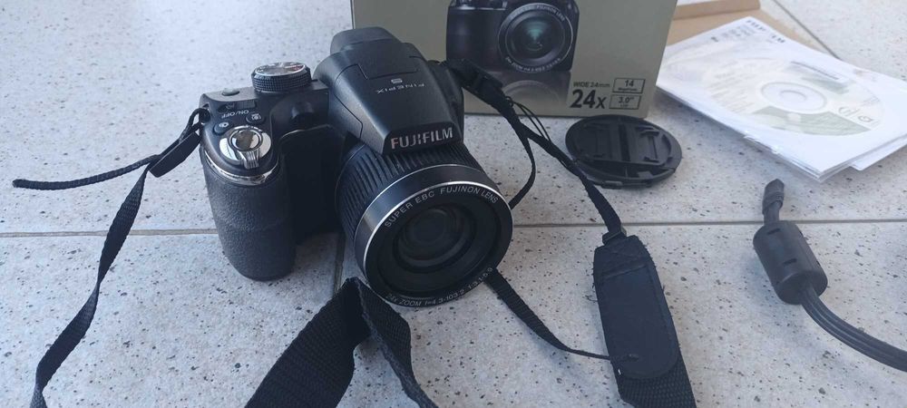 Máquina fotográfica FujiFilm FINEPIX S3200 (14 MP) - ótimo estado