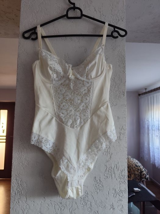 Body wyszczuplające z koronką na regulowane ramiączka rozm 75B. Brands