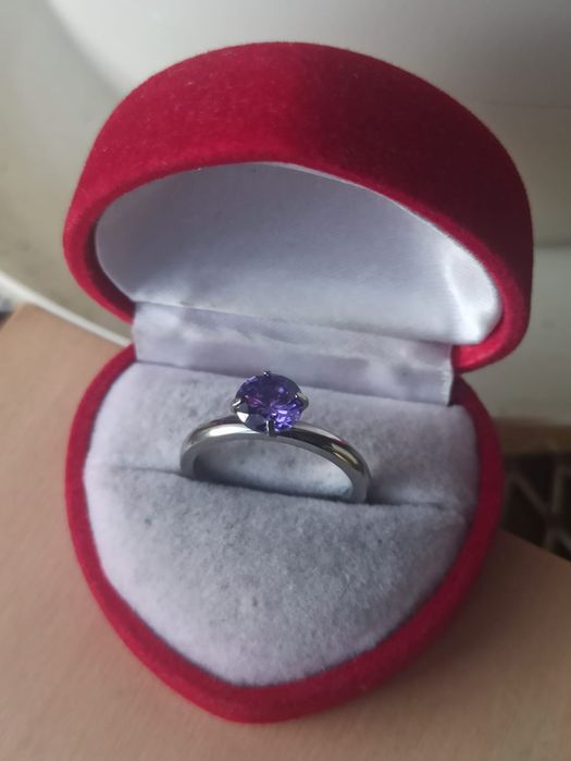 Piękny fioletowy pierścionek cyrkonia oczko pierścionek stal okazja