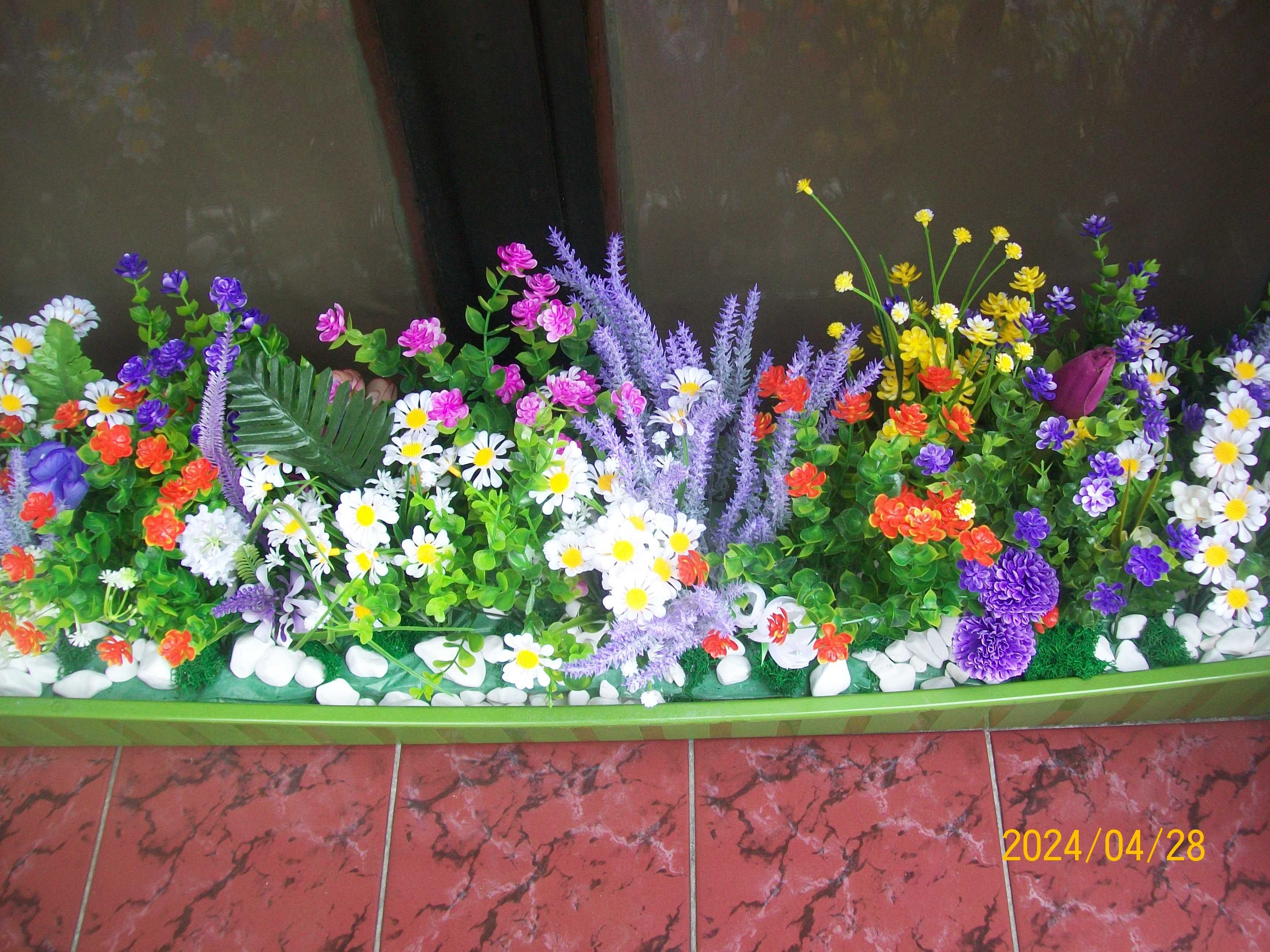 kolorowe kwiaty - jak żywe - w dużej domiczce-  100cm