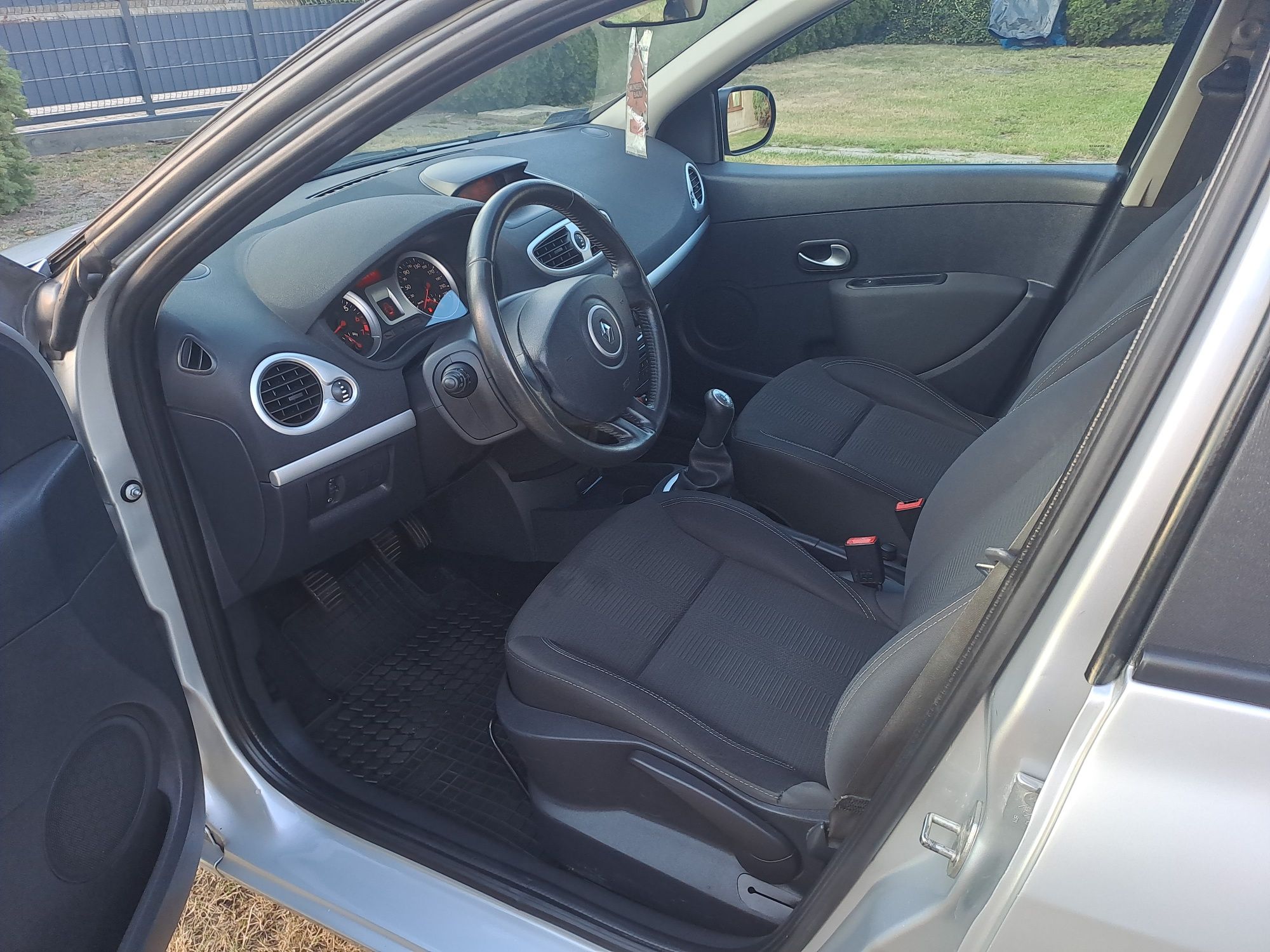Renault Cliio: P. Rej 2012 rok:  SALON POLSKA;  1,2 benzyna 75 km.