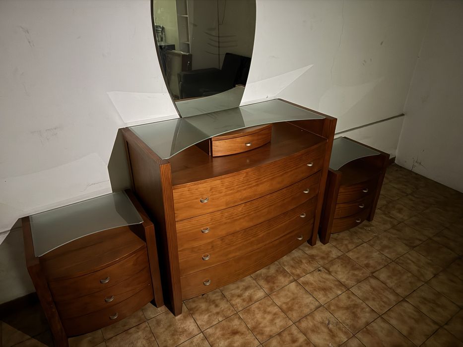 Comoda e mesas de cabeceira