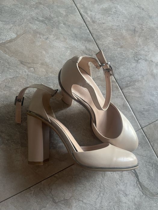 Туфлі шкіряні бежеві