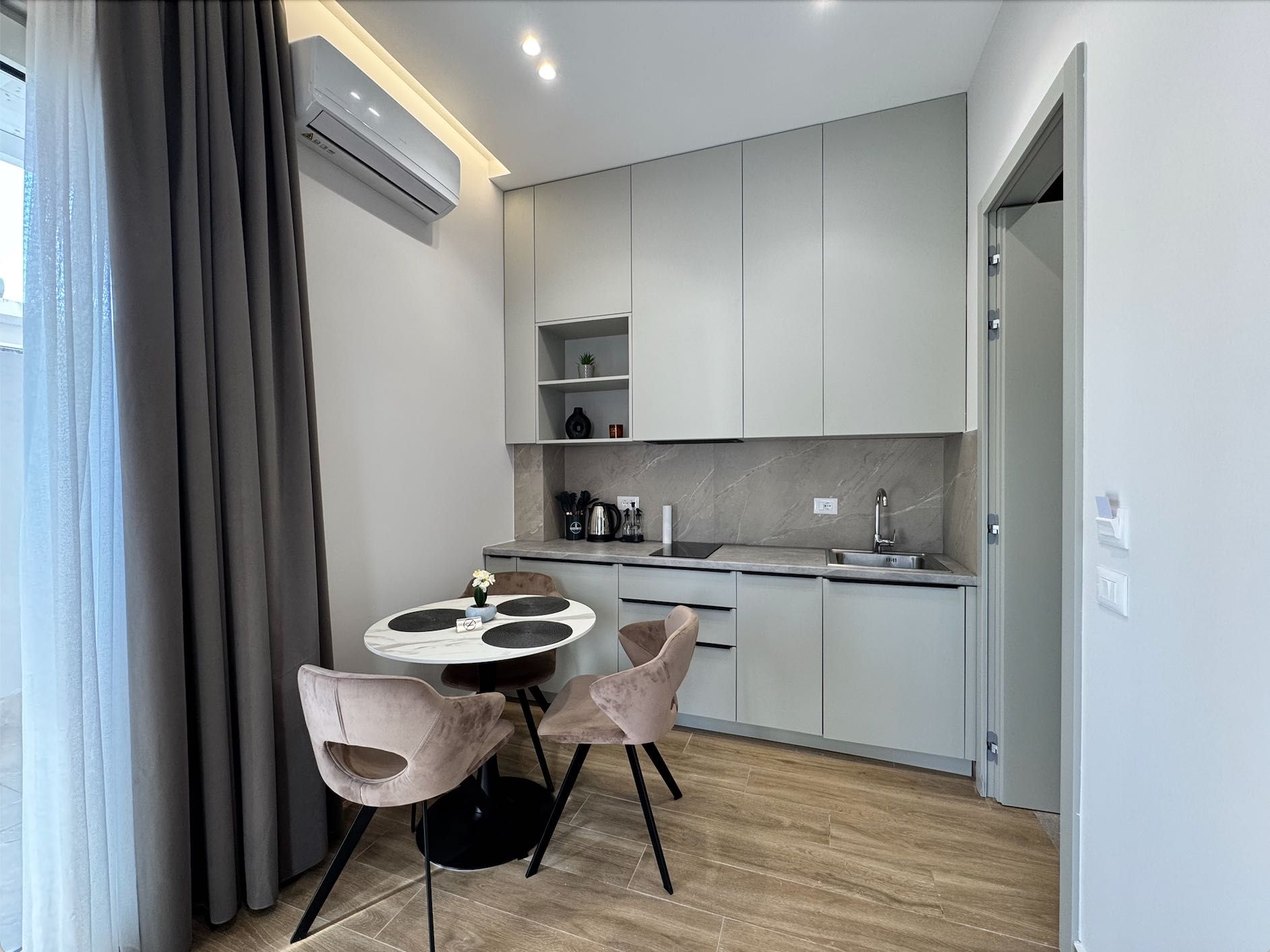 Kawalerka z tarasem i balkonem, 48m2