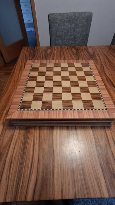 Tabuleiro de xadrez e damas em madeira maciça com caixa para peças