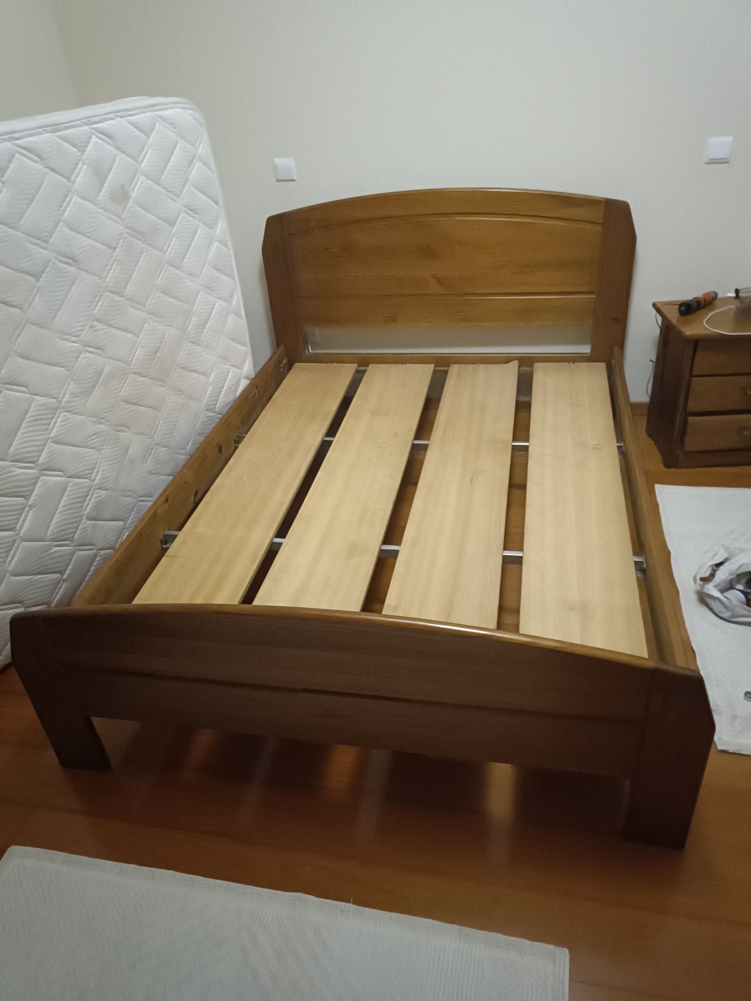Cama de casal com colchão 140x190cm