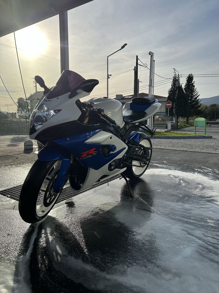Suzuki GSX-R 1000cc com algusn extras.  (Aceito trocas)