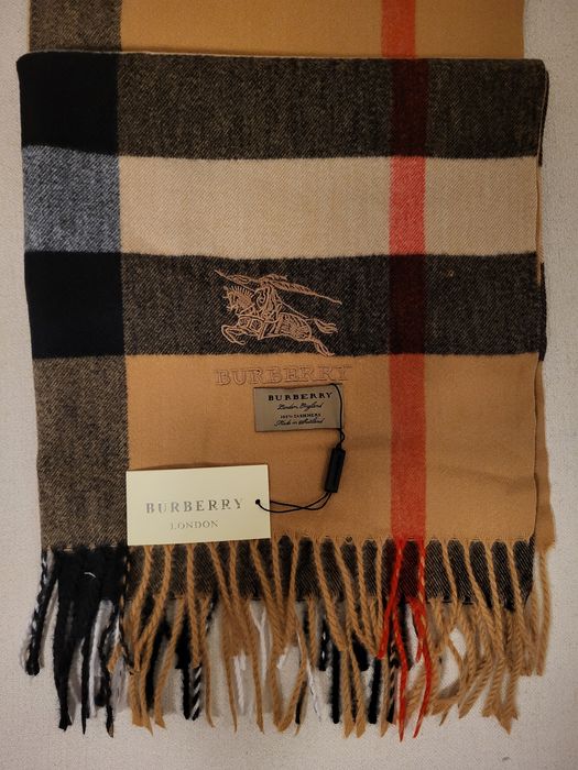Przeoiekny szal Burberry