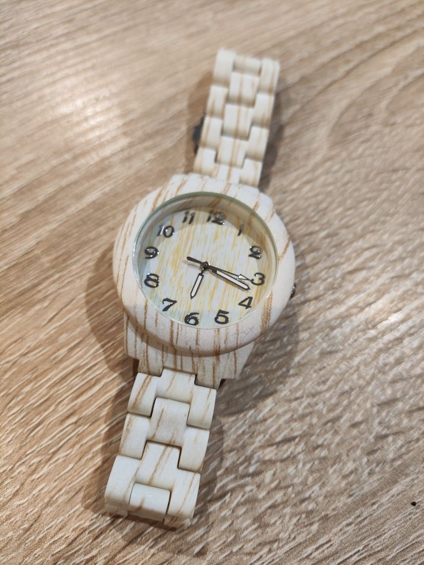 Zegarek na rękę jasny kremowy stylizowany na drewno