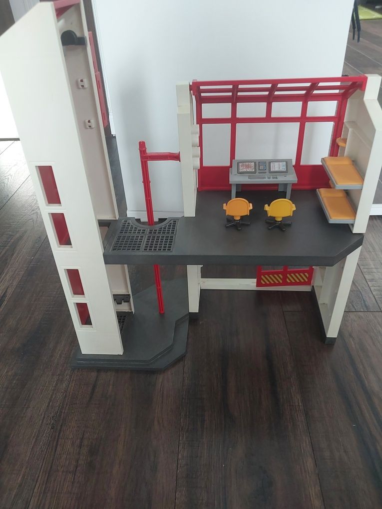 Remiza strażacka playmobil plus figurka