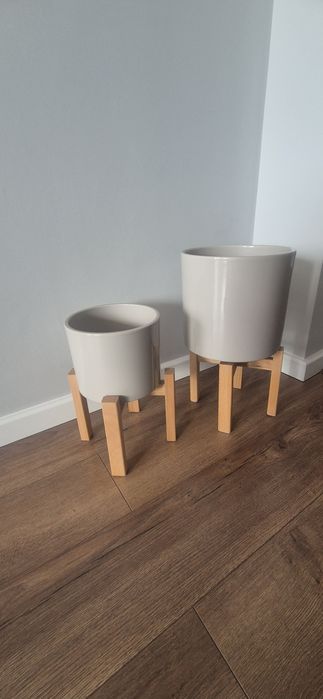 Dwie donnice porcelanowe beżowe na drewnianych stojakach