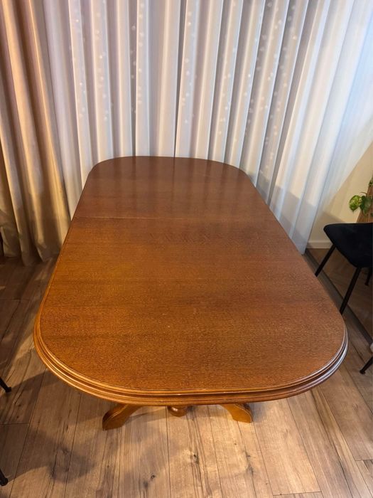 Stol rozkladany 180-260  .  Plus 4 krzesla z pokrowcami .