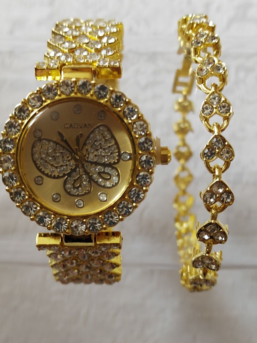 Urokliwy zegarek i i bransoletka w diamentowo - motylkowym  wystroju