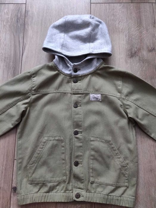 Коттоновая куртка Sinsay р. 140 зеленого цвета с капюшоном.